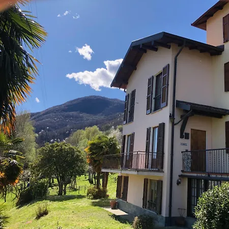Villa Classic Villa With Private Garden Steps From Lake *